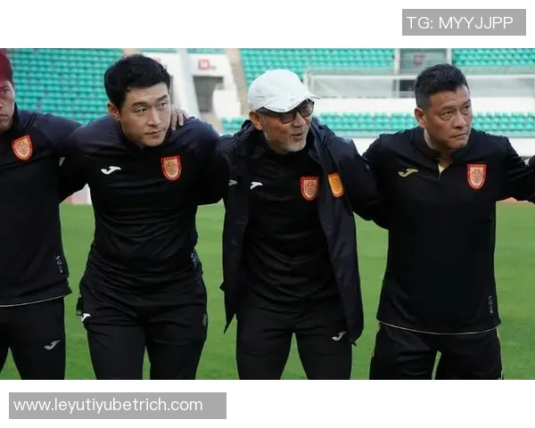 铜梁龙外援精彩头球破门助力球队打破僵局张外龙场边赞赏不断 铜梁龙外援精彩头球破门助力球队打破僵局张外龙场边赞赏不断